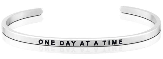 One_Day_At_A_Time_bracelet_-_silver
